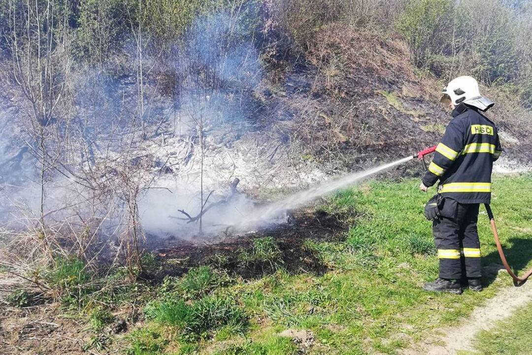 Foto: Železničná doprava je prerušená, hasiči bojujú s požiarom trávy pri koľajniciach