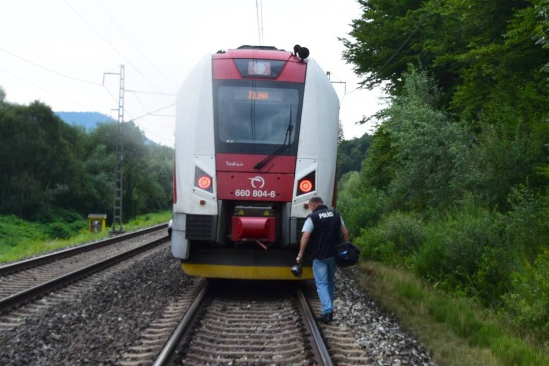 Foto: Vlak na Kysuciach usmrtil 29-ročného muža. Zraneniam podľahol už na mieste