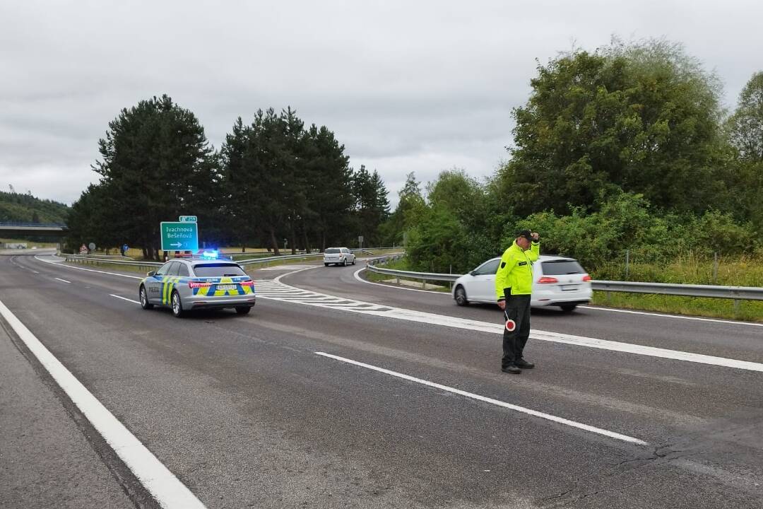 Foto: Na D1 pri Ivachnovej pracujú cestári. Úsek je neprejazdný, polícia odkláňa dopravu