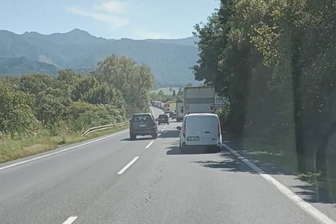 VIDEO: Netrpezliví vodiči obiehajú kolónu pod Strečnom. Ľudia ich obhajujú, vinia veľké medzery | Žilinak.sk