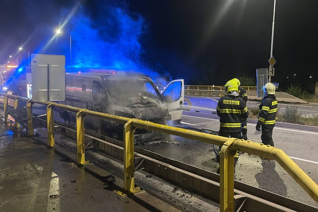 Foto: Na Kragujevskej ulici zhorela dodávka na prevoz peňazí, posádka stihla vystúpiť