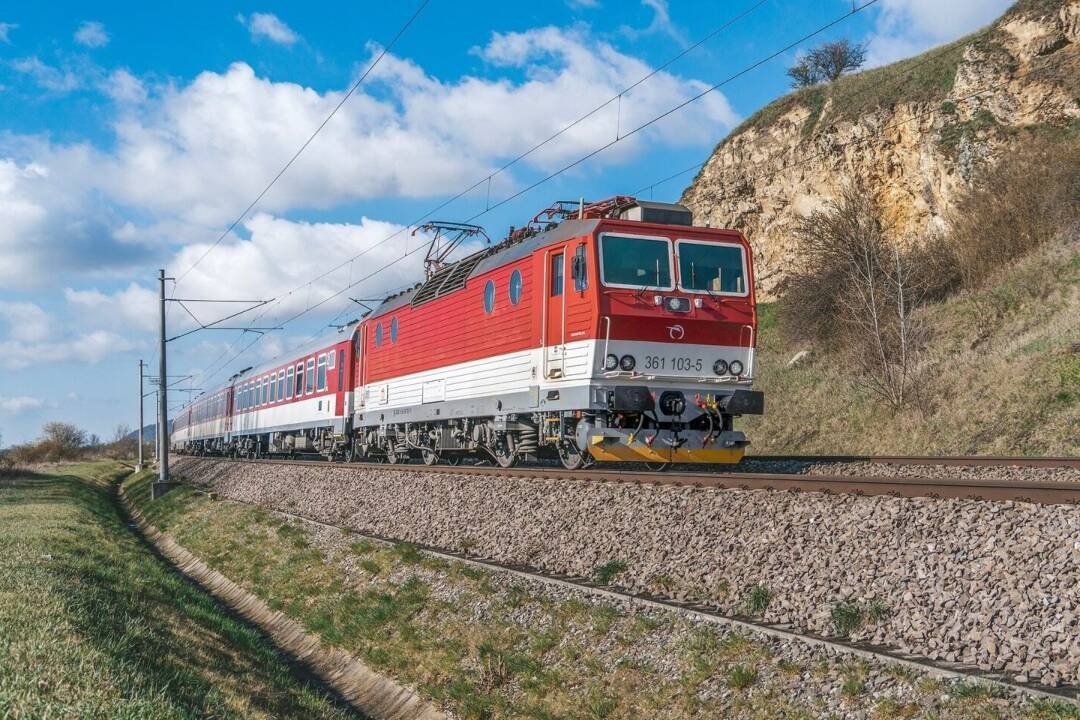 Foto: Žilinčania si na expres do Košíc počkajú. V Trnave sa mu pokazil rušeň, meškať má vyše hodiny