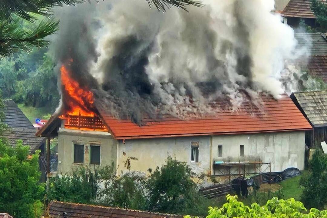 FOTO: Po zásahu bleskom zachvátili dom na Liptove plamene. Majiteľovi vznikla obrovská materiálna škoda