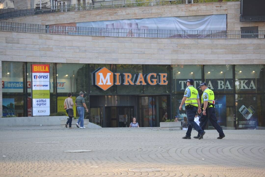 Foto: Mladá žena sa na žilinskom námestí bodala nožom do stehien. Pomohli jej štátni aj mestskí policajti