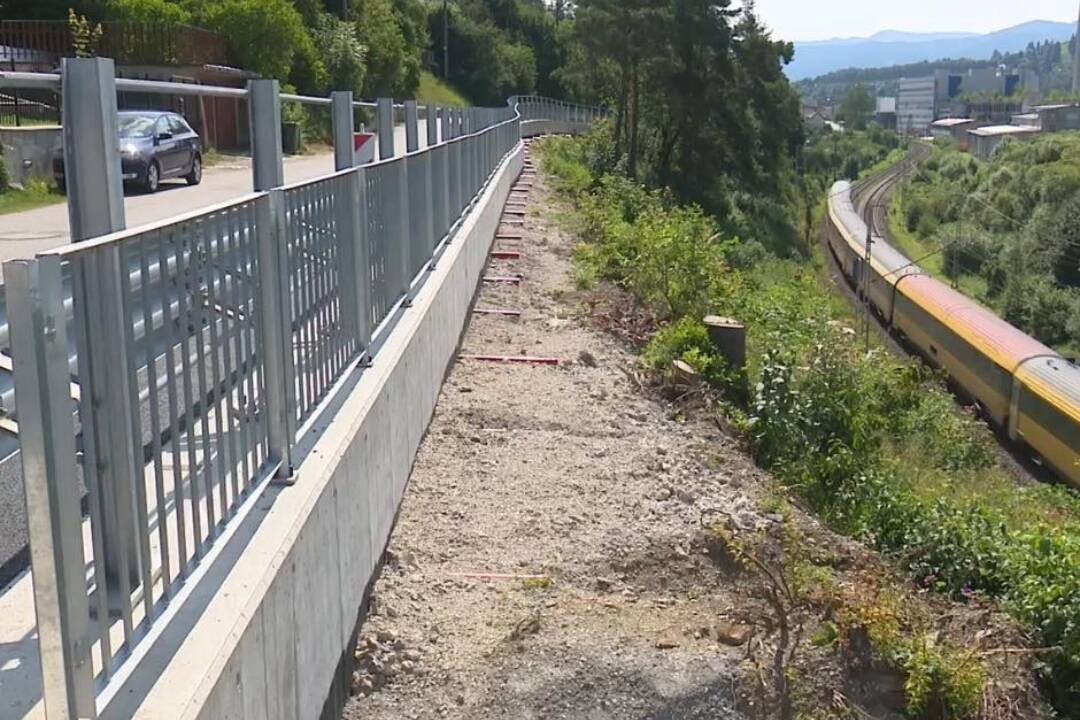 Foto: Odtrhnutá krajnica cesty v Ružomberku je opravená. Hrozilo, že sa zrúti na železničnú trať