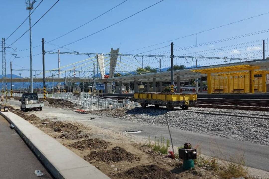 Foto: Železničiari v Žiline sa zapotili. Najprv pokazená výhybka, potom nákladný vlak poškodil vedenie