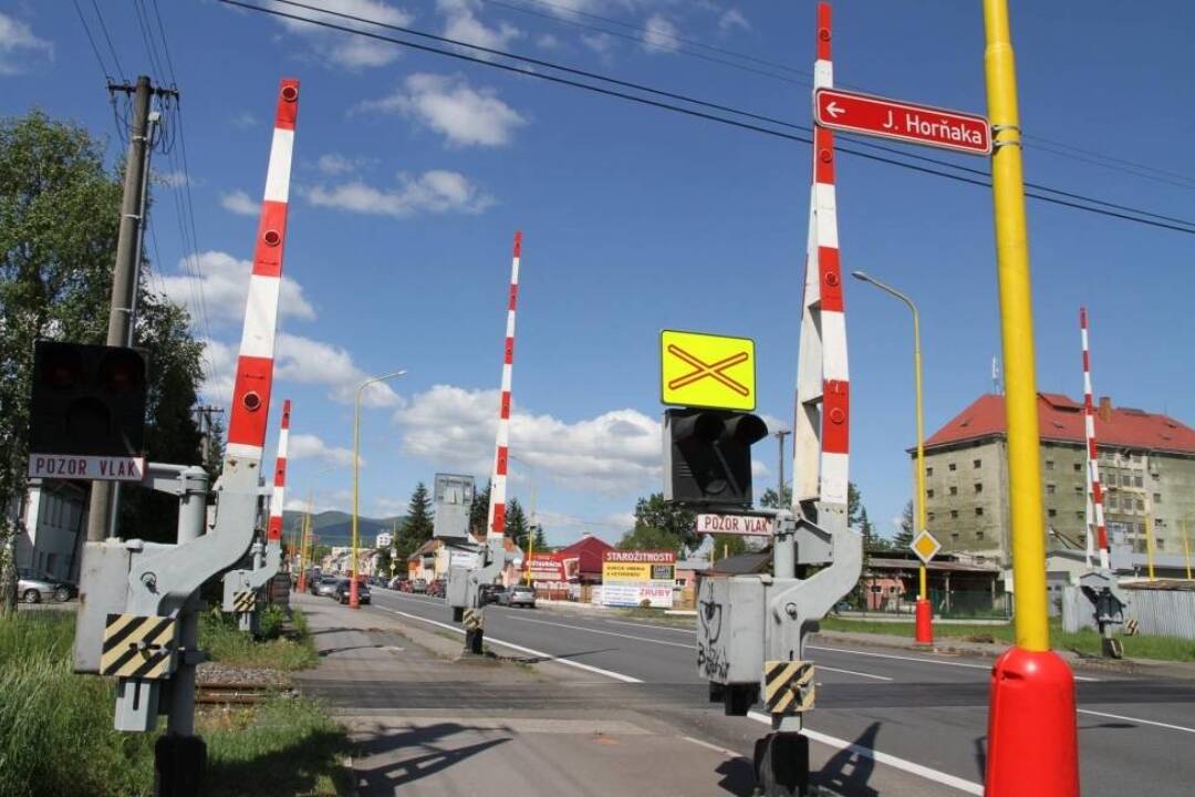 Foto: Železničné priecestie na Kysuciach na niekoľko dní uzavrú. Nenarúšajte stavebnú činnosť, žiada obec