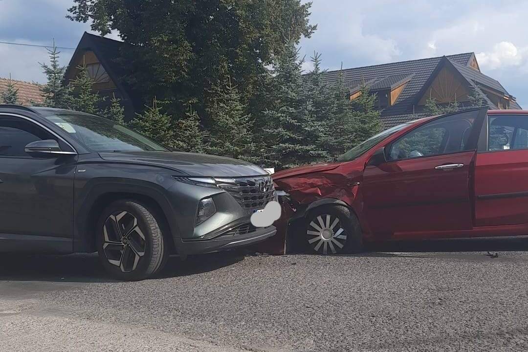 Foto: Na oravskej križovatke sa zrazili tri osobné autá, na miesto mieria záchranné zložky