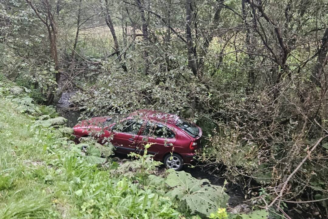 FOTO: Pri Belej skončilo auto v potoku 4 metre pod cestou. Jeho vyťahovanie obmedzilo premávku