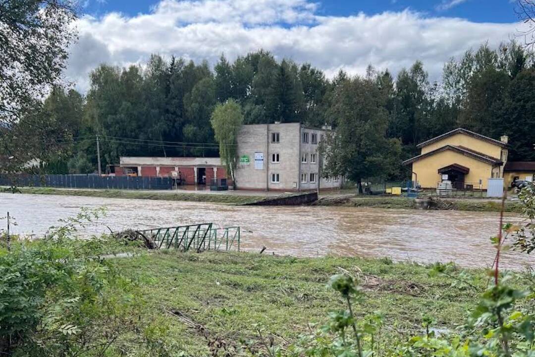 Foto: Čadčianske mosty vydržali, voda strhla lávku pre peších. Hladina vodných tokov sa znižuje