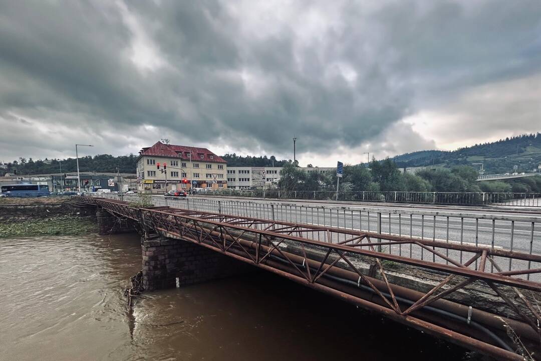 FOTO: Kritický most v Čadci zbúrajú a postavia nový. Povodne jeho statiku nenarušili