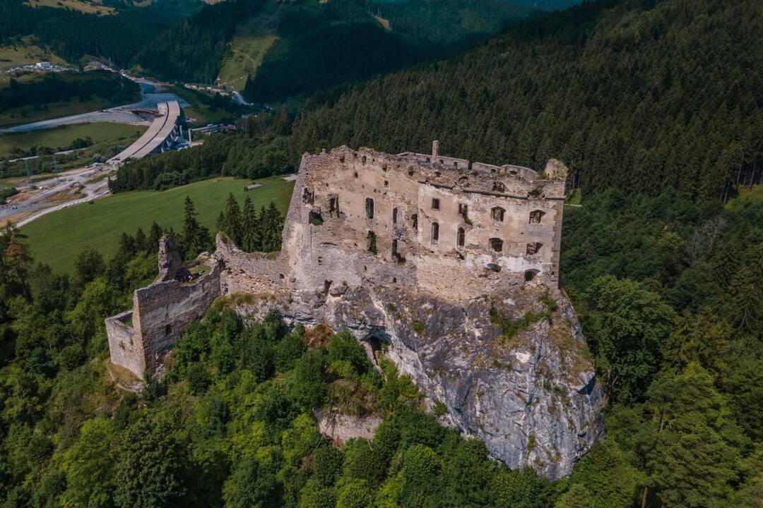 Foto: Hrad Likava pripravujú na rekonštrukciu. Zavádzajú tam elektrinu a skúmajú pamiatky