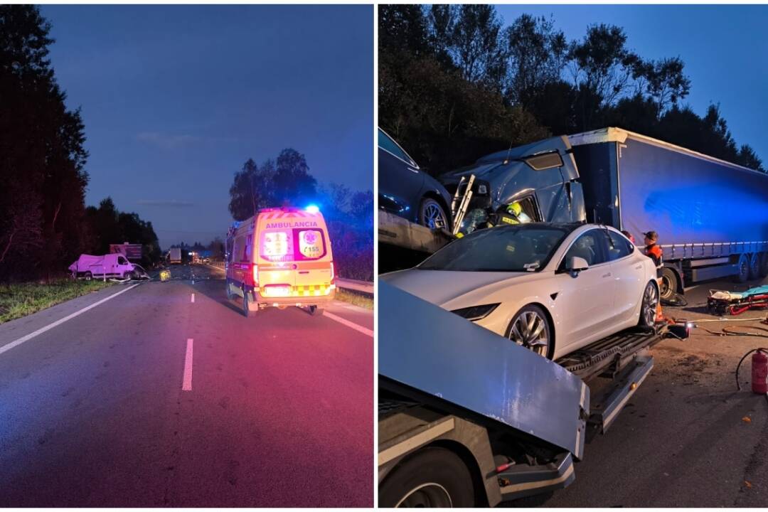 Foto: FOTO a VIDEO: Na ceste na Kysuce sa zrazili tri kamióny a dodávka. Pri nehode došlo aj k zraneniam