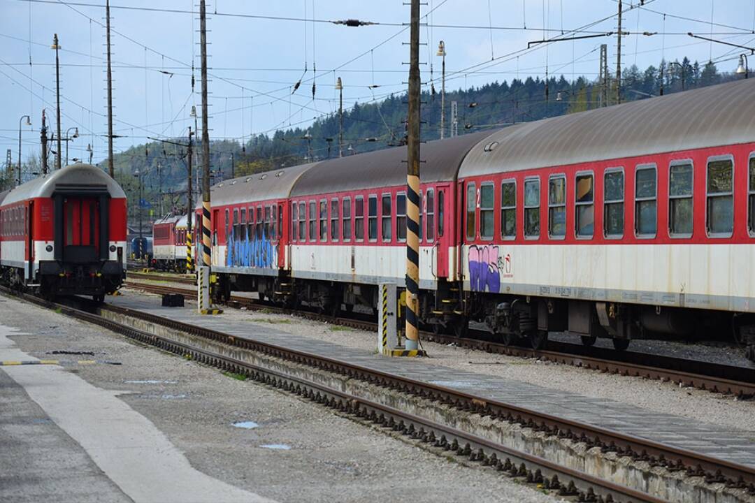 Foto: Žilinčania budú čakať hodiny: Pokazený rušeň spôsobil meškania vlakov do Bratislavy aj Košíc