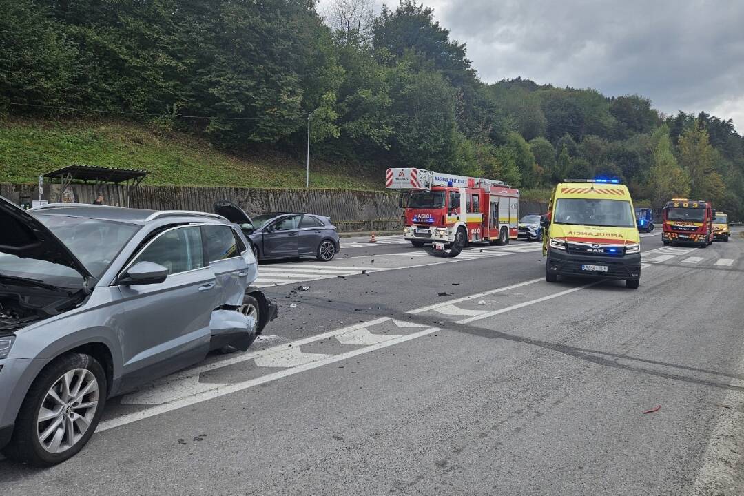 FOTO: Vodič pri Bytči narazil do auta, ktoré dávalo prednosť chodcom na priechode. Zranilo sa viacero osôb