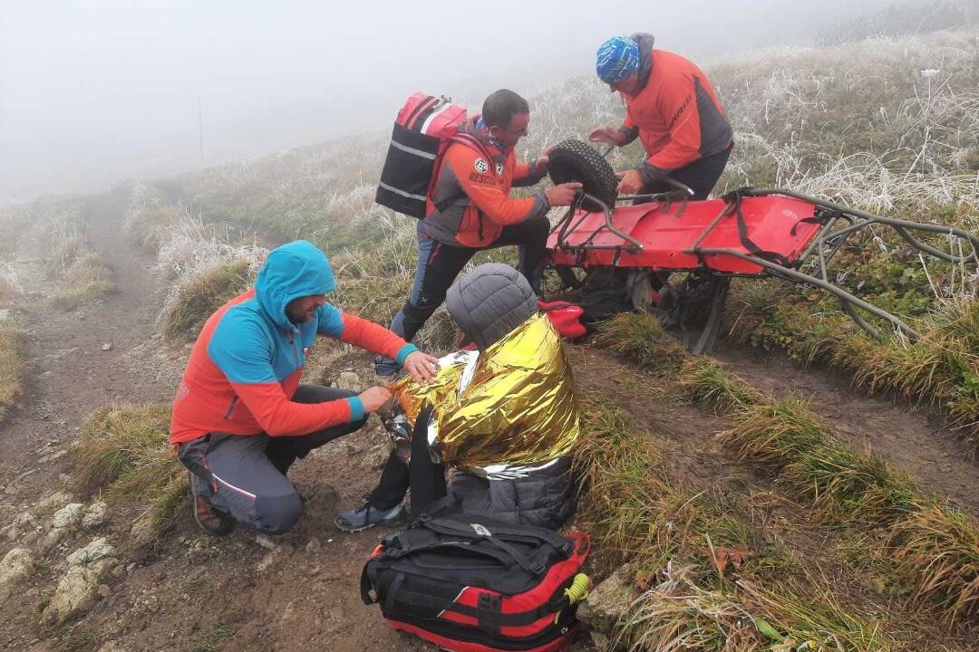 Foto: Tínedžerka počas turistiky v Malej Fatre opakovane kolabovala. Z hôr ju zniesli na nosidlách