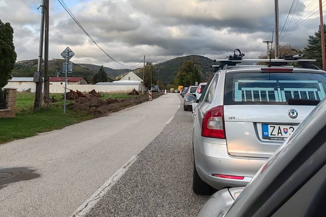 Foto: Pri vážnej nehode medzi Žilinou a Terchovou sa zranilo viacero osôb. Autobusy hlásia 2-hodinové meškanie