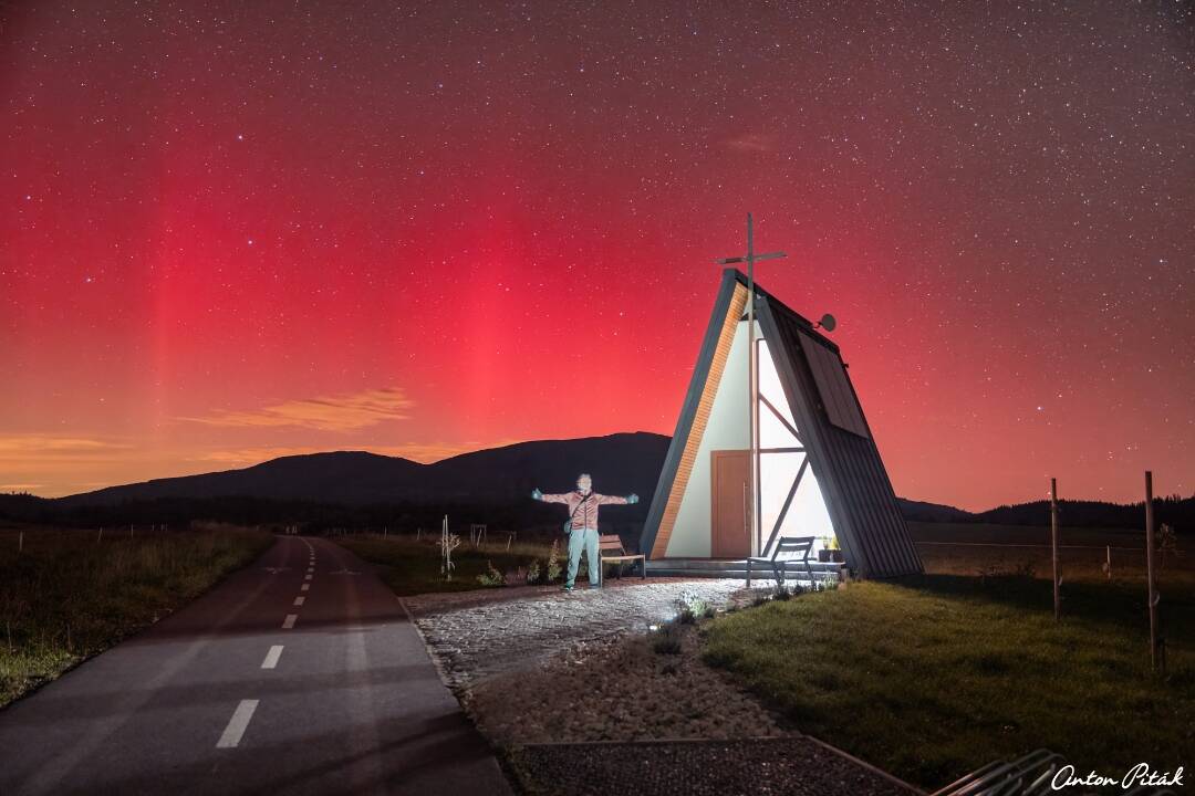 FOTO: Oravský fotograf zachytil po hodinách v chlade nádhernú polárnu žiaru. Šanca je aj dnes!