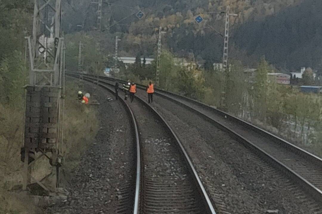 Foto: Železničnú dopravu cez Liptov prerušili. Medzinárodný vlak zrazil osobu, podľa svedkov ju oživujú