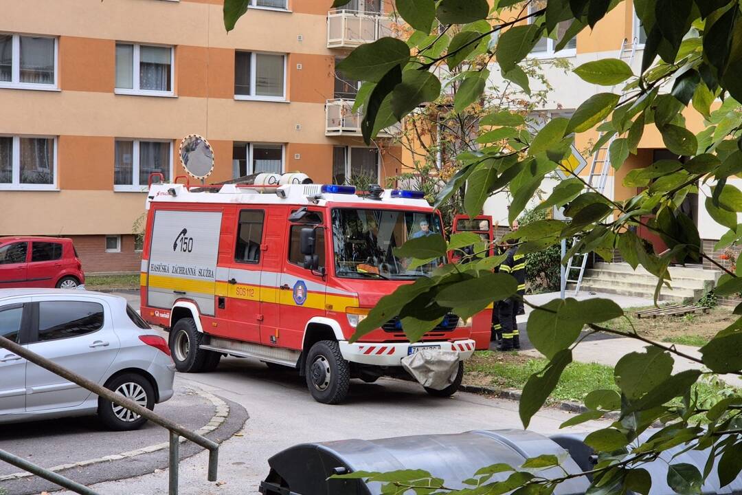 Foto: Na sídlisku Vlčince v Žiline vypukol požiar bytu. Na mieste zasahujú hasiči