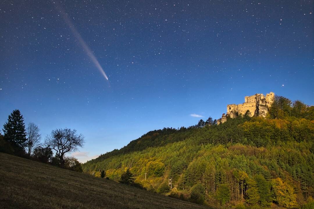 Foto: Kométa nad Lietavským hradom vyráža pozorovateľom dych. Viditeľná bude ešte pár dní