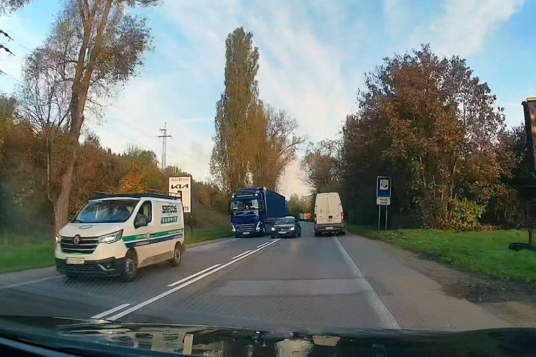 Foto: VIDEO: Vodičovi pri obiehaní uhýbali kamión aj dodávka. V Žiline takmer spôsobil čelnú zrážku