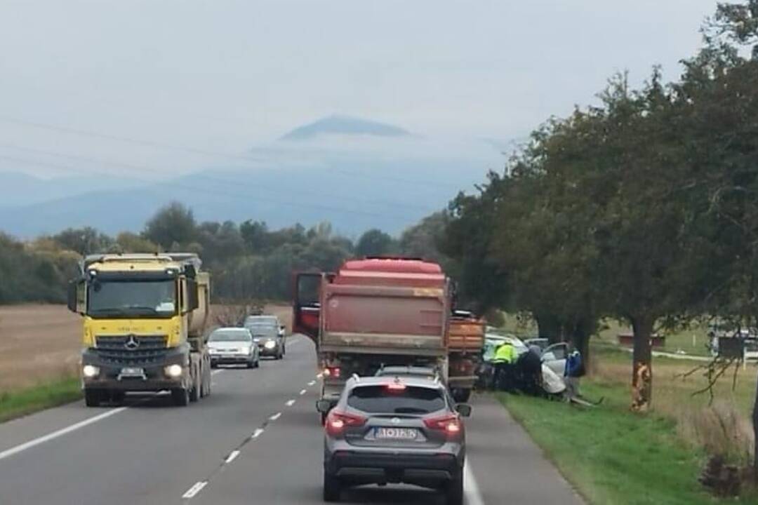 Foto: Pri Turanoch vrazilo auto do stromu vedľa cesty. Nedávno tu prišiel o život motorkár