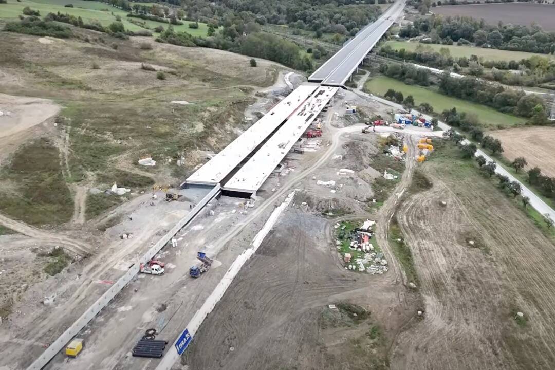 VIDEO: Diaľnica D1 na Liptove je o krok bližšie k dokončeniu. Takto postúpili práce počas septembra