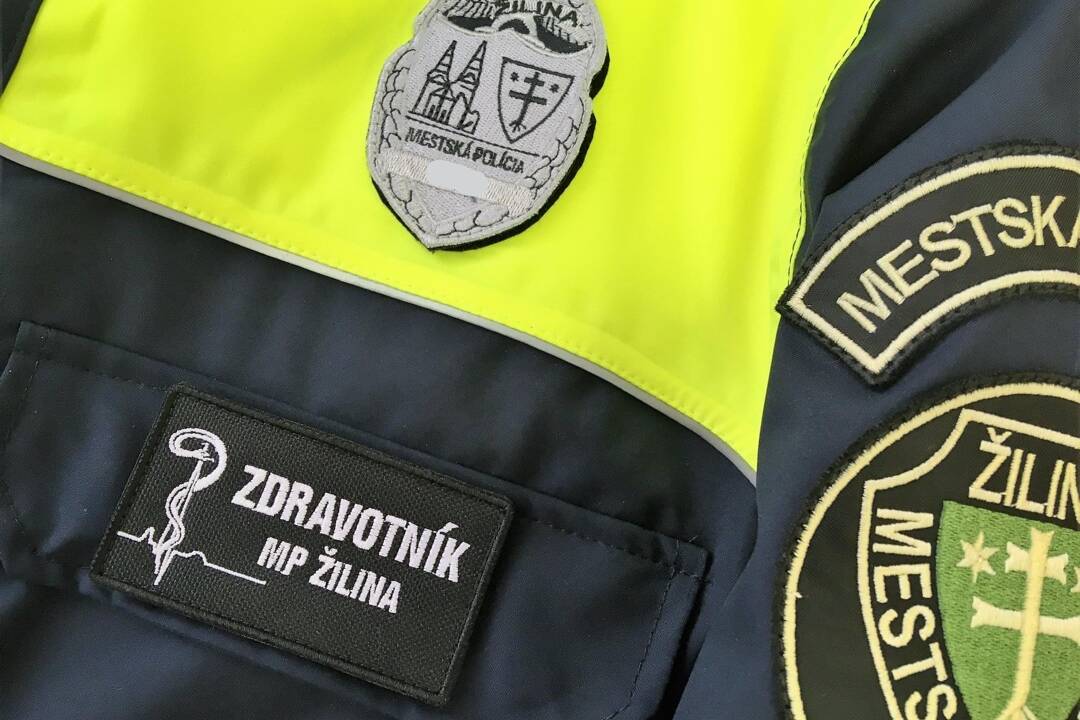 Foto: Nevzdal sa, aj keď lekár konštatoval smrť. Mestský policajt zo Žiliny zachránil život mužovi na ulici