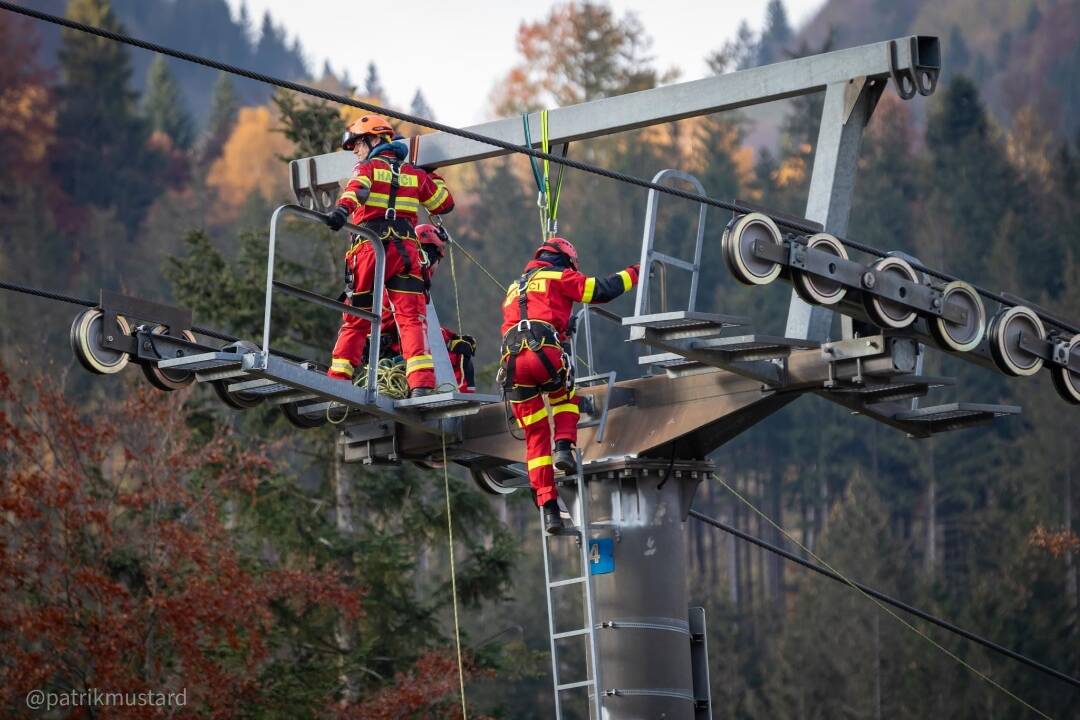 FOTO: Na zimnú sezónu sa pripravujú aj hasiči. Vo Vrátnej nacvičovali záchranu osôb z lanovky