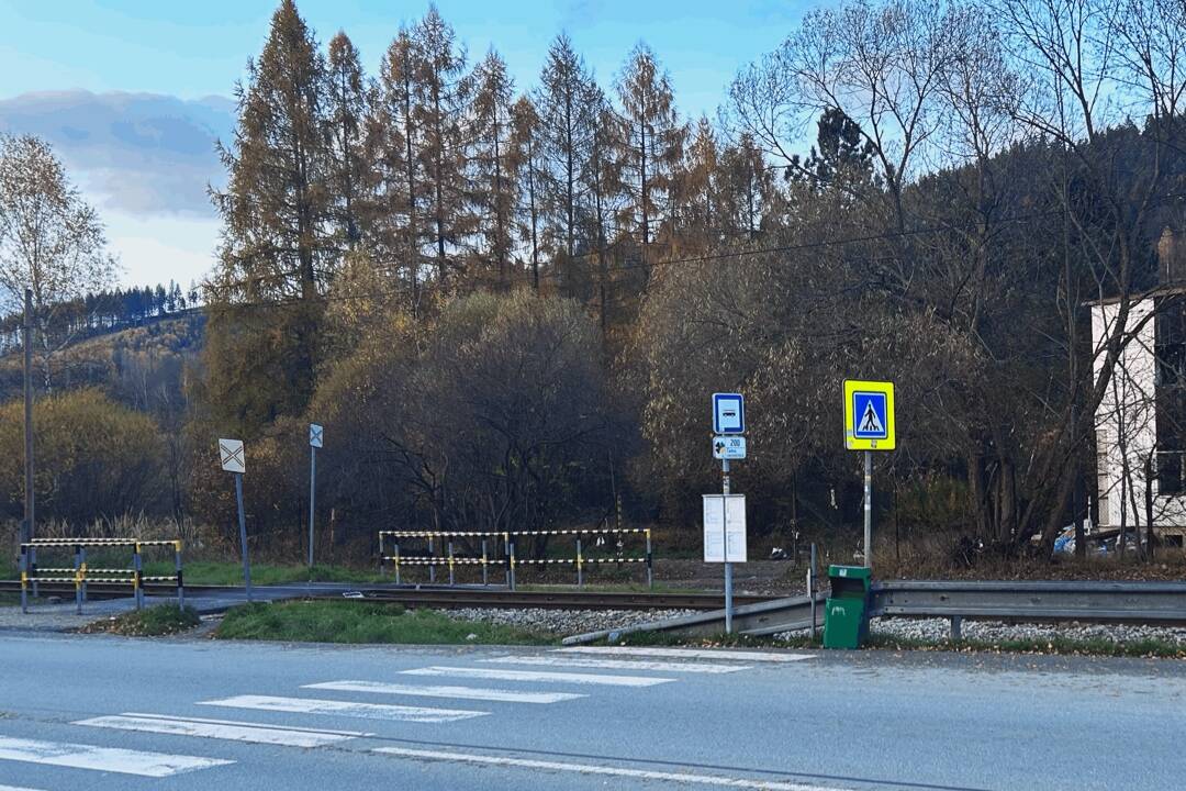 FOTO: Dočkajú sa Čadčania zastávky pri nemocnici? Už roky čakajú na autobus v daždi