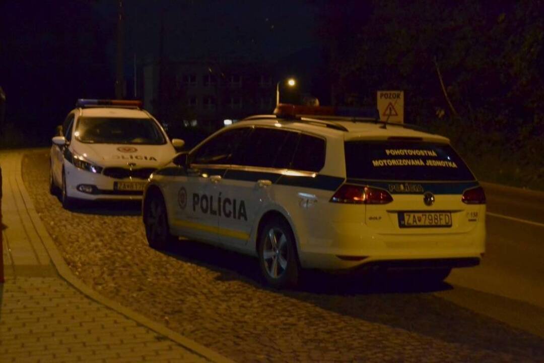 Foto: Vodičovi po nehode pri Dolnom Hričove pomohlo viacero policajtov. Verejne im ďakuje