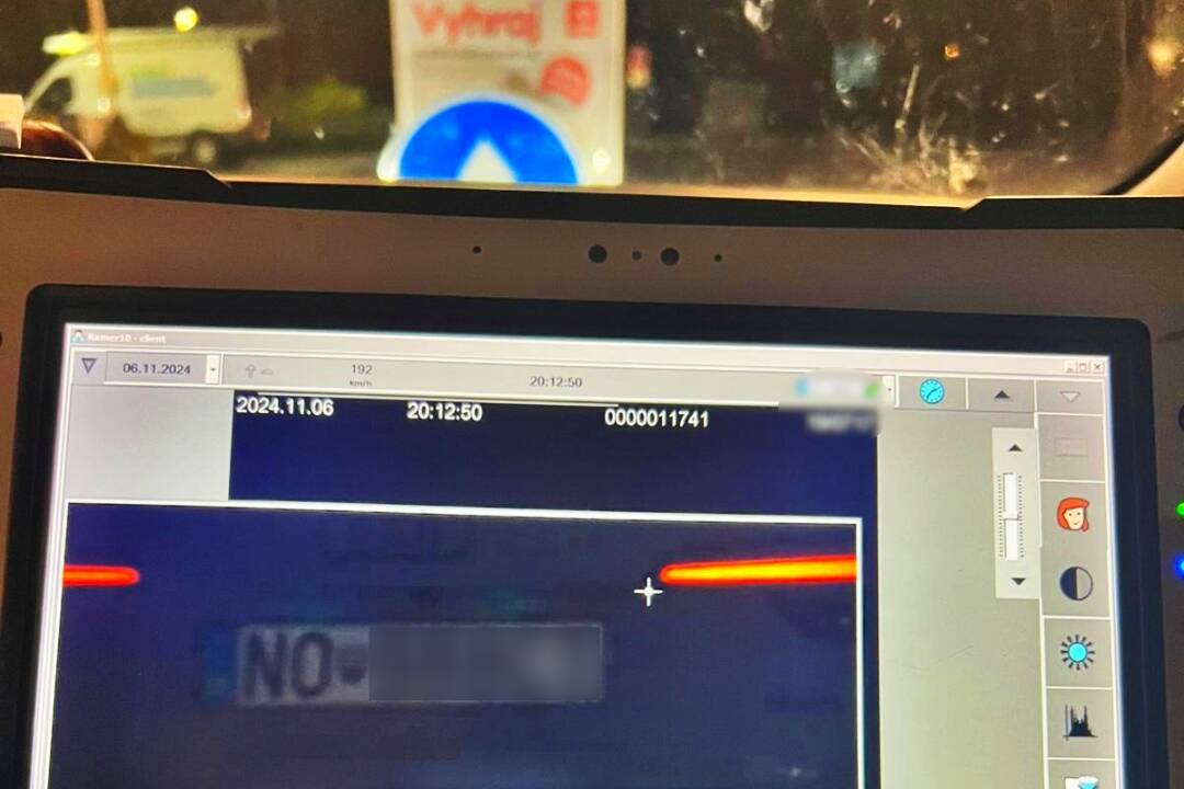 Foto: Vodič Audi si pomýlil diaľnicu pri Žiline s nemeckou. Takto rýchlo preletel okolo policajtov