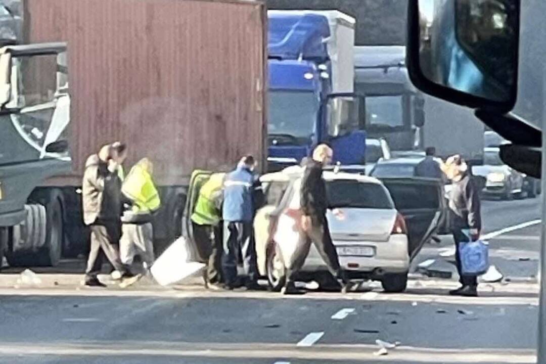 Foto: Dopravu v Žiline ochromila nehoda auta s kamiónom. Zraneného vodiča odviezol vrtuľník