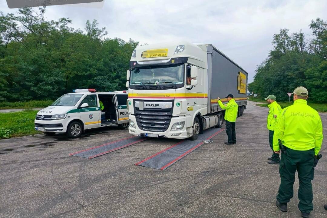 Foto: Polícia má v hľadáčiku autobusy a nákladiaky. Kontroluje ich po celom Slovensku