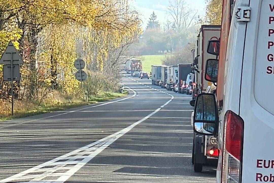 Foto: Ďalšie obmedzenia pod Strečnom. Na cestu dopĺňajú LED gombíky, aby bola bezpečnejšia