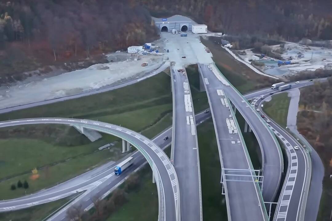 Foto: VIDEO: Pozrite si pokroky vo výstavbe diaľnice D1 medzi Lietavskou Lúčkou a Dubnou Skalou