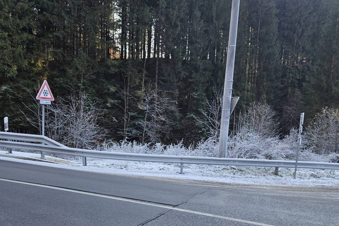 Foto: Žilinská župa chce zabrániť nehodám na zľadovatených cestách. Kritické úseky preventívne posypala