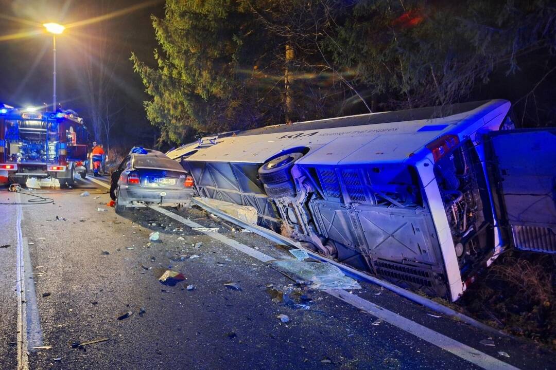 Foto: Na Orave mal opäť nehodu autobus, zasahuje polícia. Na mieste sú aj zranení