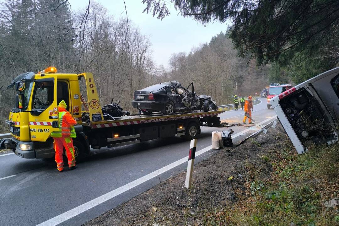 FOTO: Tragická nehoda na Orave má jednu obeť a troch zranených. Cesta je už prejazdná