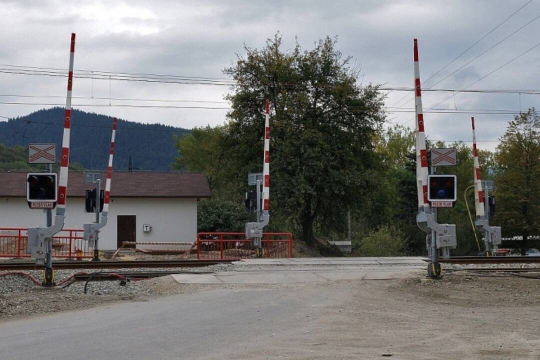 Foto: Železničné priecestie na Kysuciach dočasne uzavrú. Idú opravovať jeho nevyhovujúce parametre