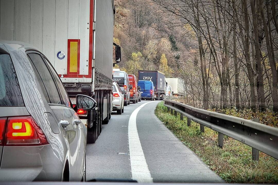 Foto: Na ceste pod Strečnom môžete stratiť aj viac ako hodinu. Práce majú ukončiť dnes