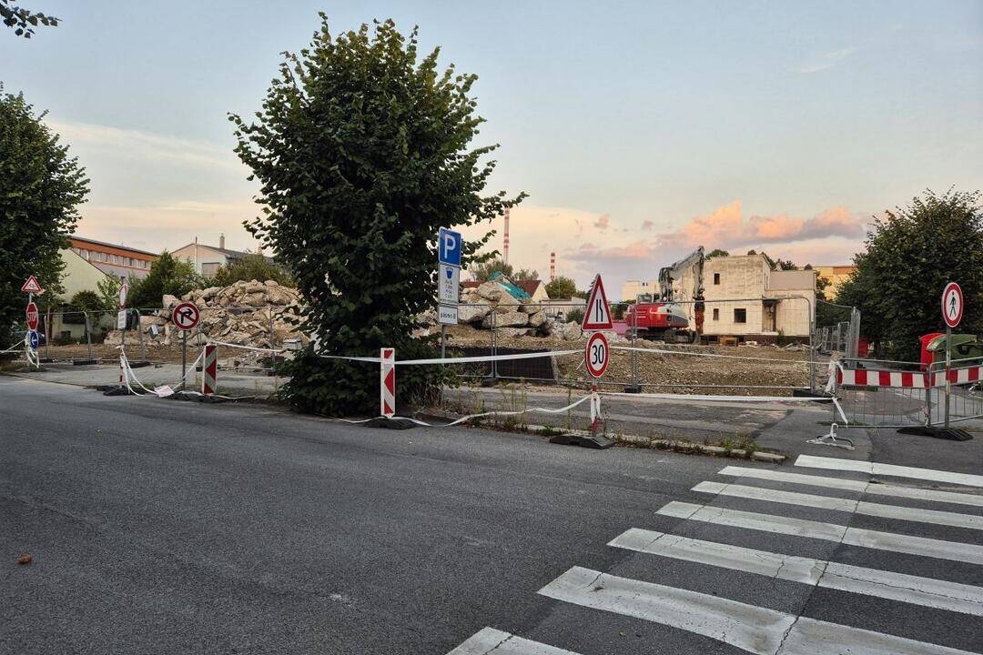 Foto: Chodník v centre Žiliny na pol roka uzavrú. Budovu, kde sídlila značka Modex, nahradia byty