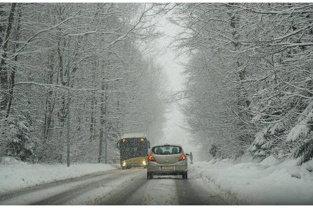 Foto: Obyvatelia Oravy sa zobudili do bieleho rána. Snehové vločky budú padať aj v Žiline