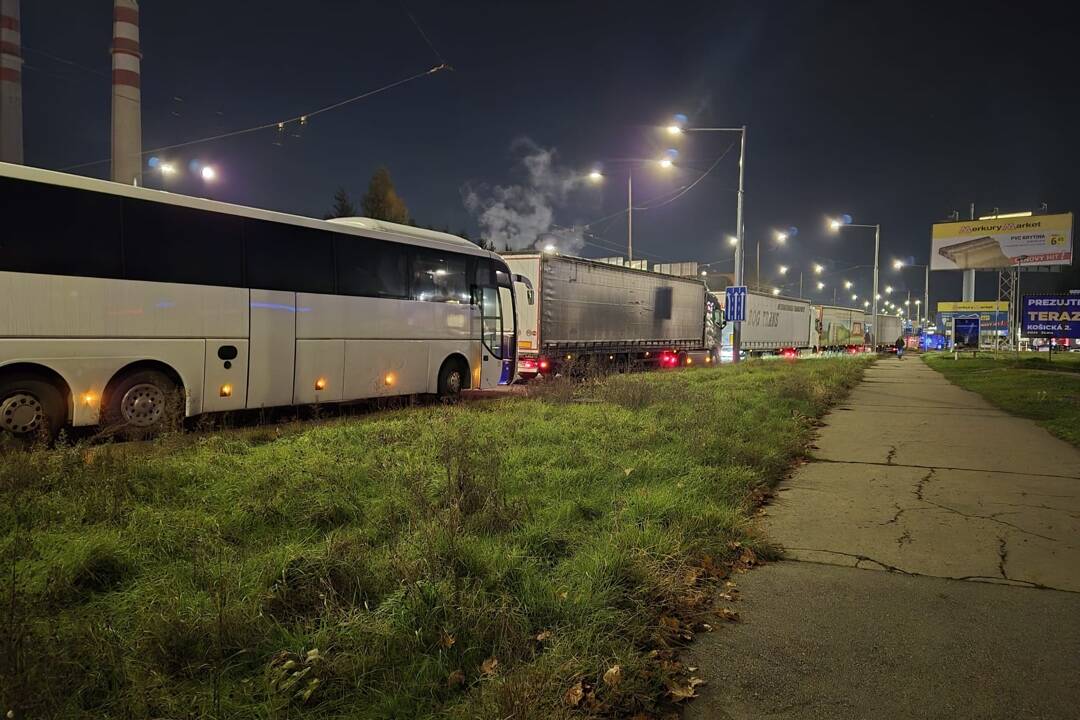 Foto: Cesta pri Hyze je po nehode opäť prejazdná. Kolóny sa postupne rozpúšťajú, autobusy idú po náhradných trasách