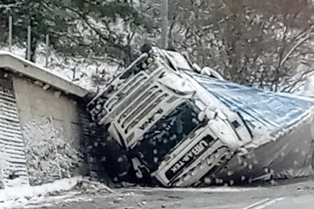 Foto: Na klzkých cestách Žilinského kraja sa stali štyri nehody. Na horských priechodoch havarovali kamióny