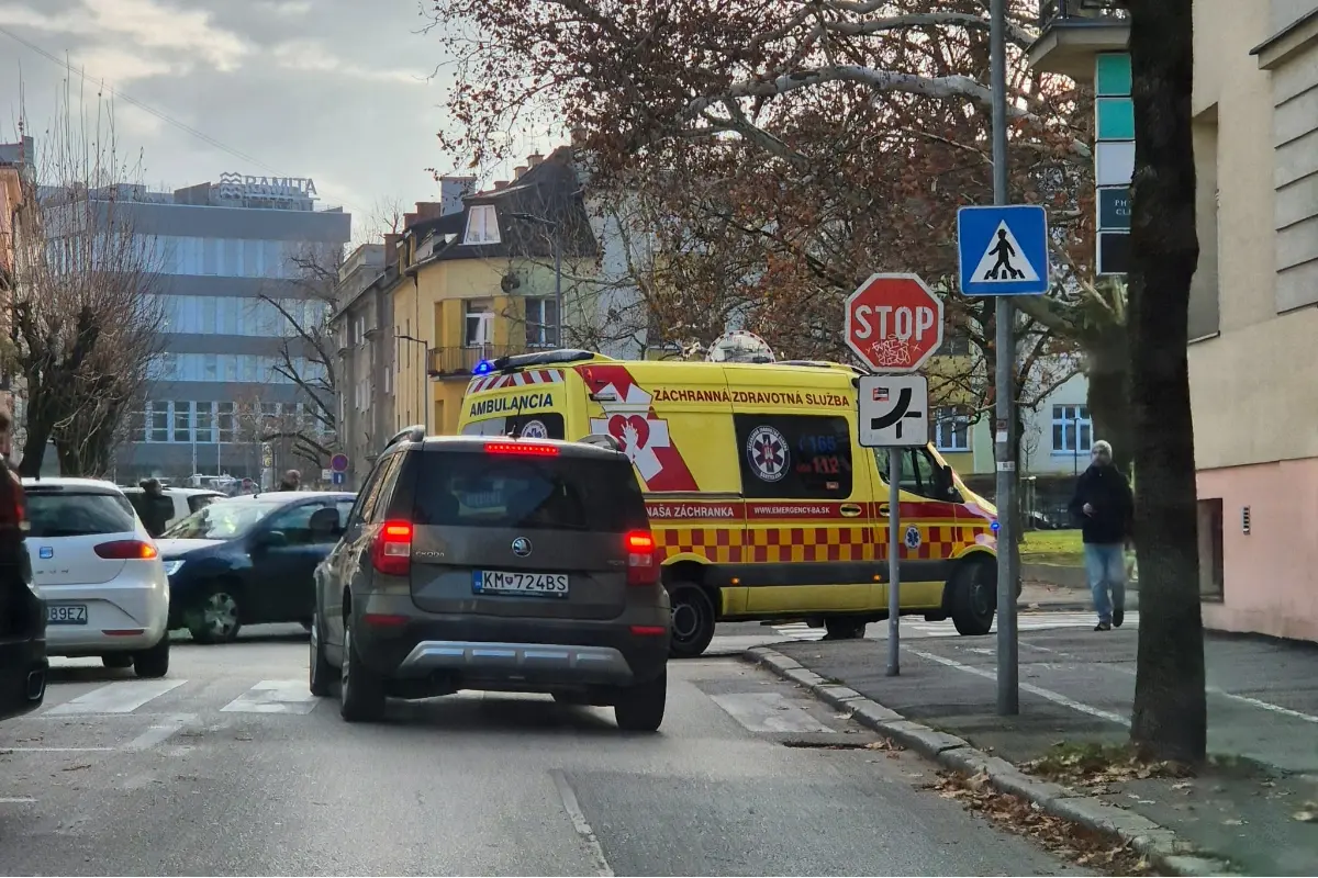 Foto: Premávku v centre Žiliny blokujú dve záchranky a mestská polícia, vodiči spôsobujú chaos