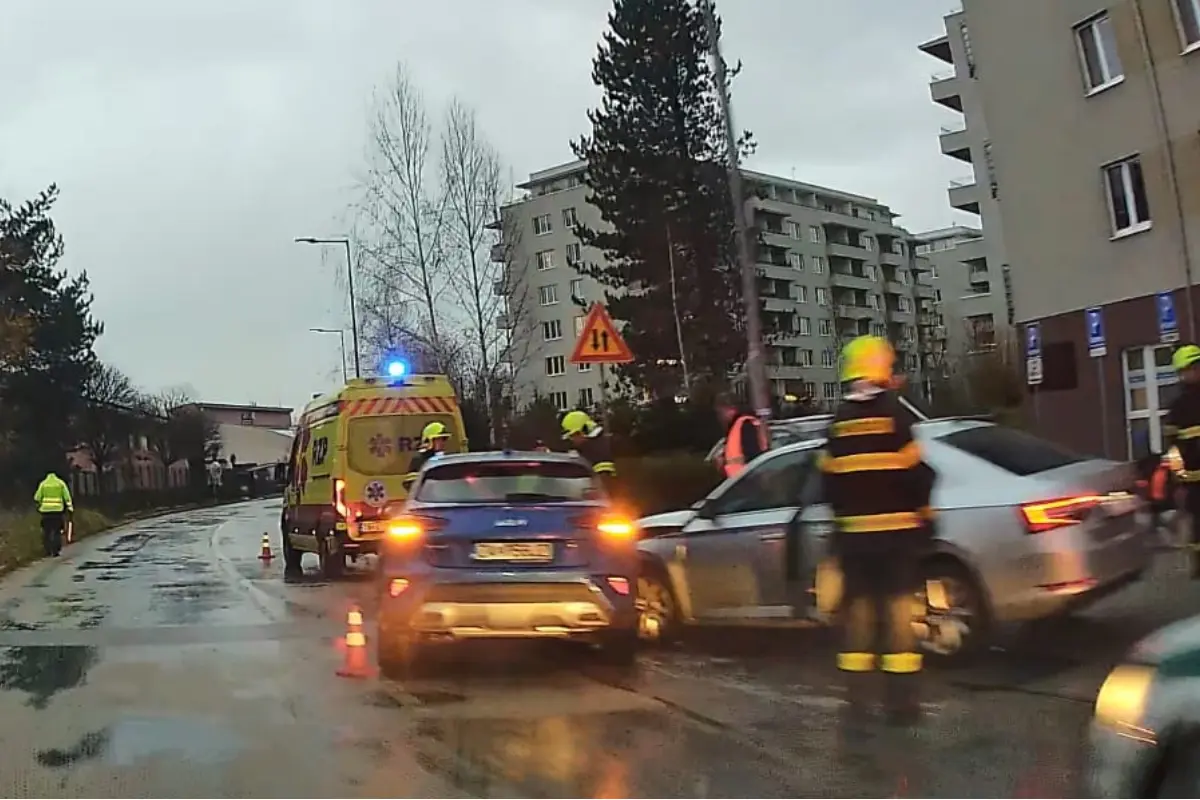 Foto: Premávku na sídlisku Vlčince v Žiline riadi polícia. Zrazili sa dve autá, situácia je neprehľadná