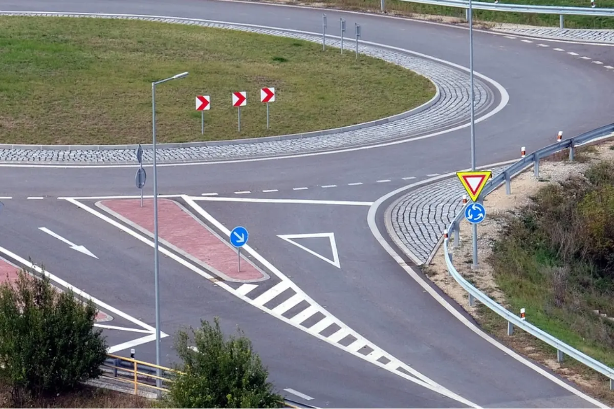 Foto: Nesprávne či žiadne smerovky a nedanie prednosti: Ako správne jazdiť po kruhovom objazde?