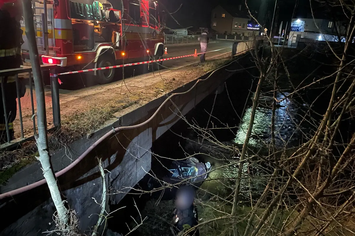 FOTO: Po nehode v Čadci skončilo v rieke auto aj zábradlie z mosta. Vodič mal šťastie v nešťastí